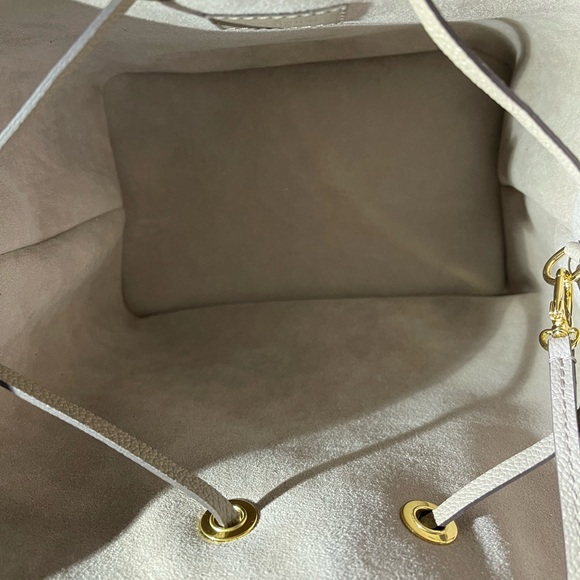 Brand New Louis Vuitton 2021 NéoNoé MM45555 Bicolor Monogram Empreint Dove/Cream - Picture 5 of 13